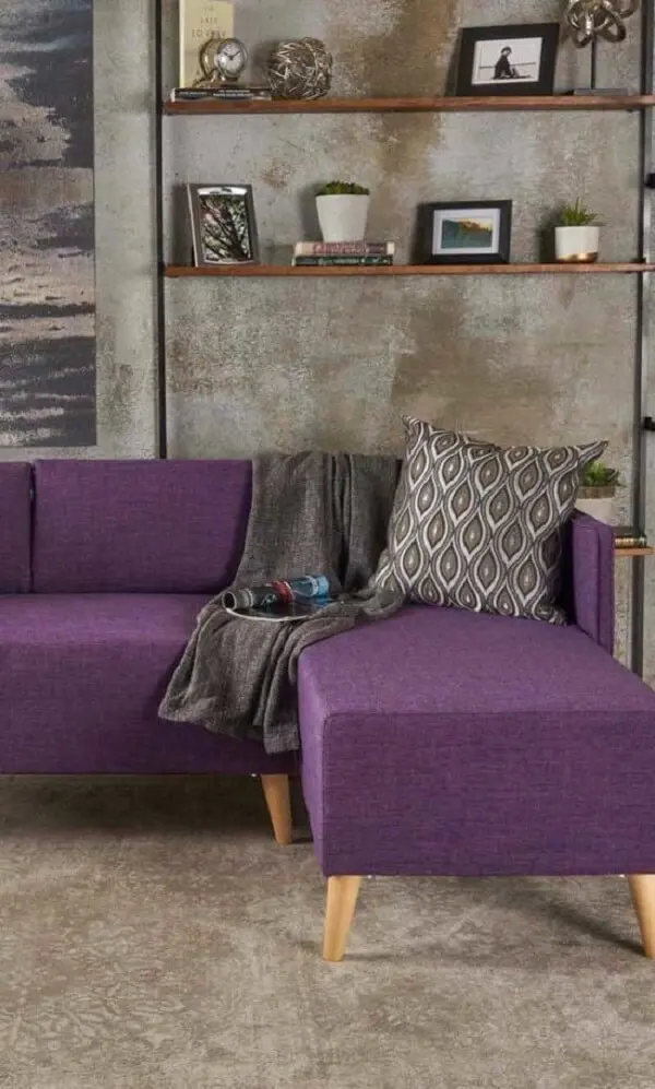Modelo de manta para sofá roxo em tom cinza