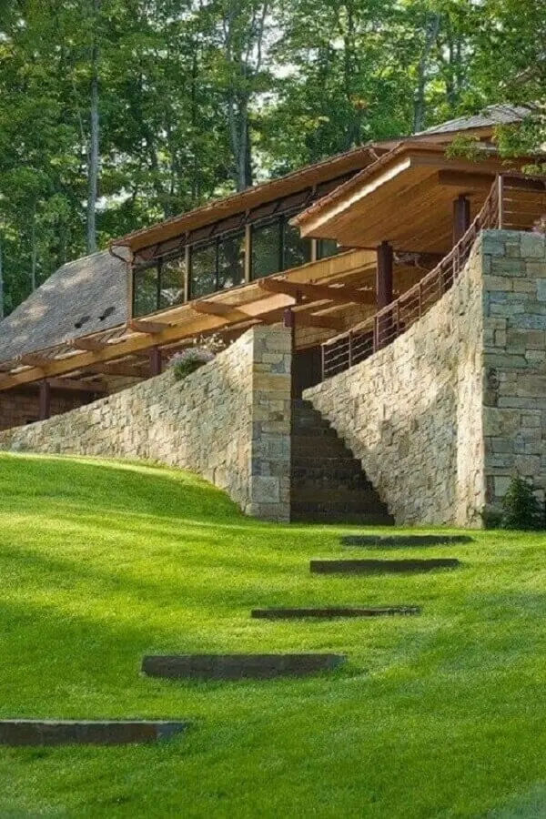 Modelo de muro de pedra realça a beleza da casa de campo