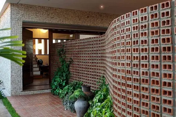 Modelo de muro feito com tijolo aparente dá um toque rústico para a casa