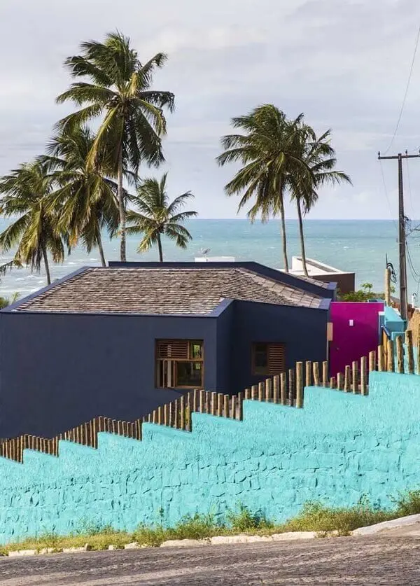 Modelo de muro residencial colorido feito em alvenaria delimitam a área da casa