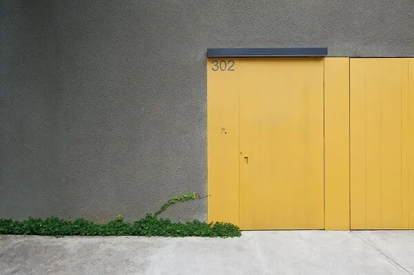 Modelo de portão de concreto com portão amarelo