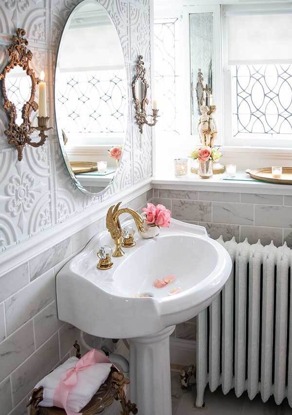 O espelho redondo vintage combina com os demais elementos do banheiro