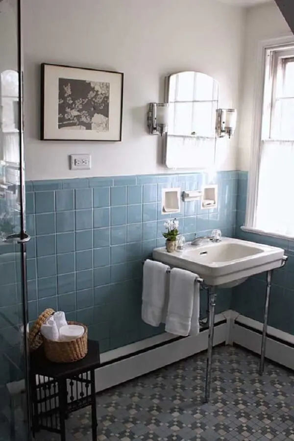 O espelho vintage para banheiro conta com luminárias nas laterais
