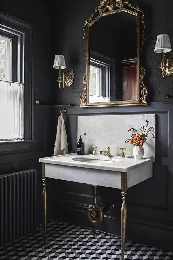 O espelho vintage para banheiro traz elegância para a decoração