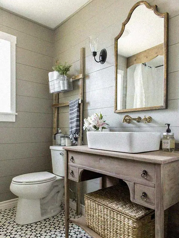 O espelho vintage para banheiro traz mais elegância à composição