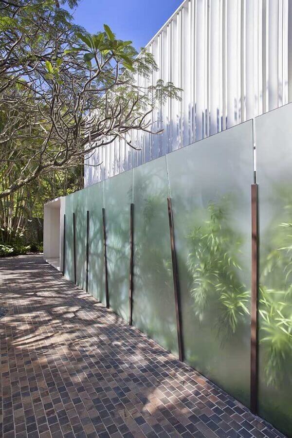 O modelo de muro com vidro jateado traz um toque sofisticado para a fachada