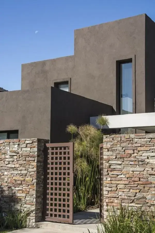 O muro de pedra traz elegância para a fachada de casa
