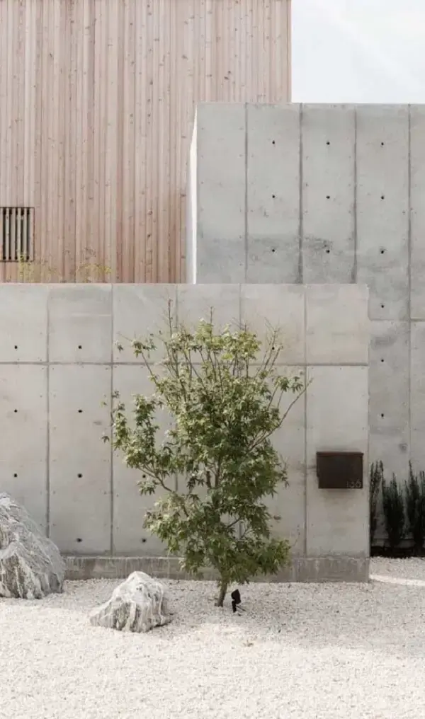 O muro em concreto aparente é o grande destaque dessa fachada
