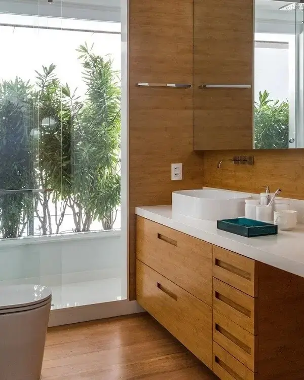 O revestimento de madeira para parede traz conforto para os usuários do banheiro