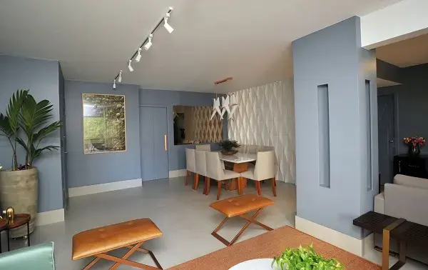 O revestimento de parede 3D da sala de jantar traz movimento para a decoração