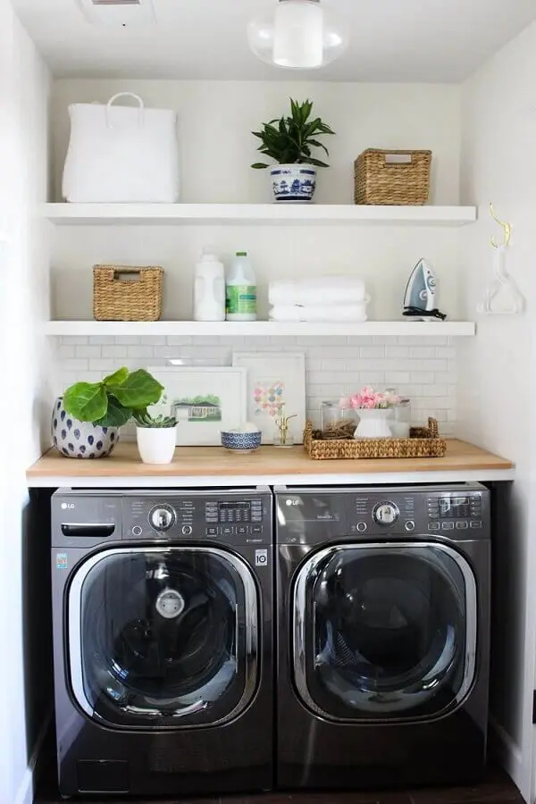 O revestimento para lavanderia pequena em tom branco dá a sensação de amplitude no ambiente
