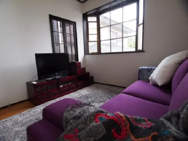 O sofá retrátil roxo traz mais conforto para os ocupantes do ambiente