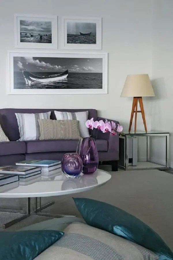 O sofá roxo se conecta com os tons de cinza da decoração