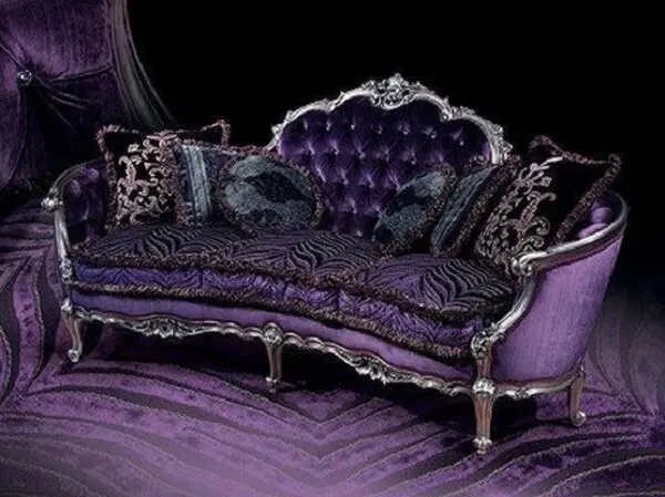 O sofá roxo vitoriano conta com detalhes e belos trabalhos manuais