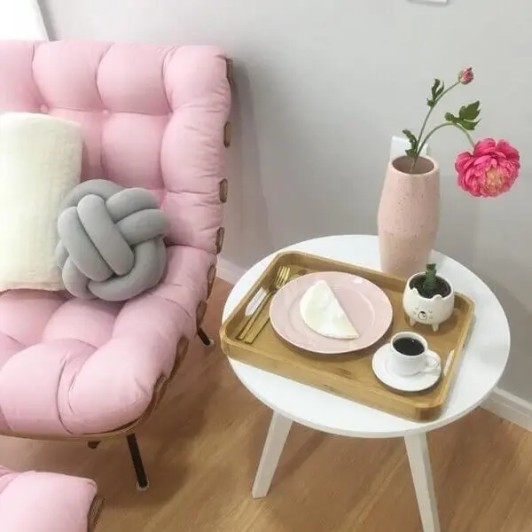 Sala romântica com poltrona capitonê rosa