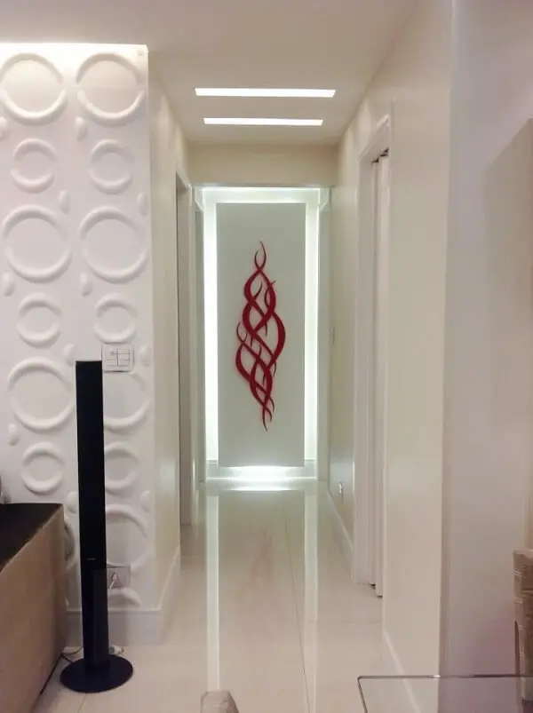 Piso de porcelanato e luminária para corredor interno embutida em formato retangular