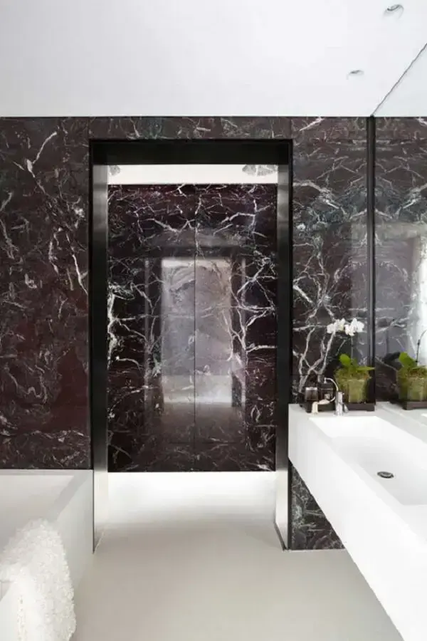 Revestimento de parede banheiro em mármore preto é puro luxo