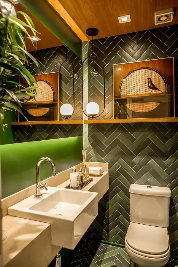 Revestimento de parede em cerâmica verde traz cor para o banheiro