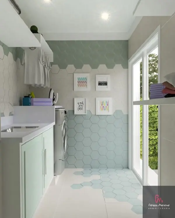 Revestimento para lavanderia com azulejo hexagonal colorido deixa a decoração charmosa