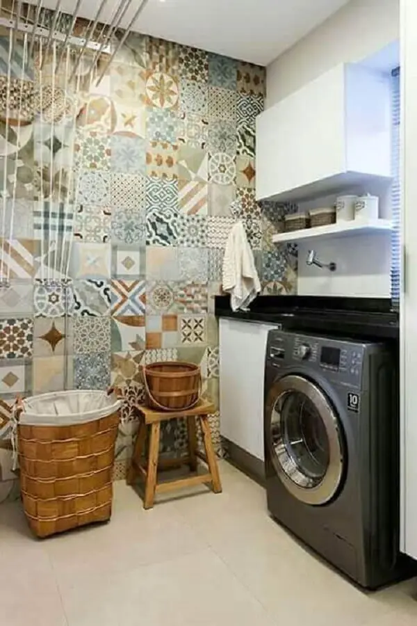 Revestimento para lavanderia feito com ladrilhos coloridos alegram a decoração do ambiente
