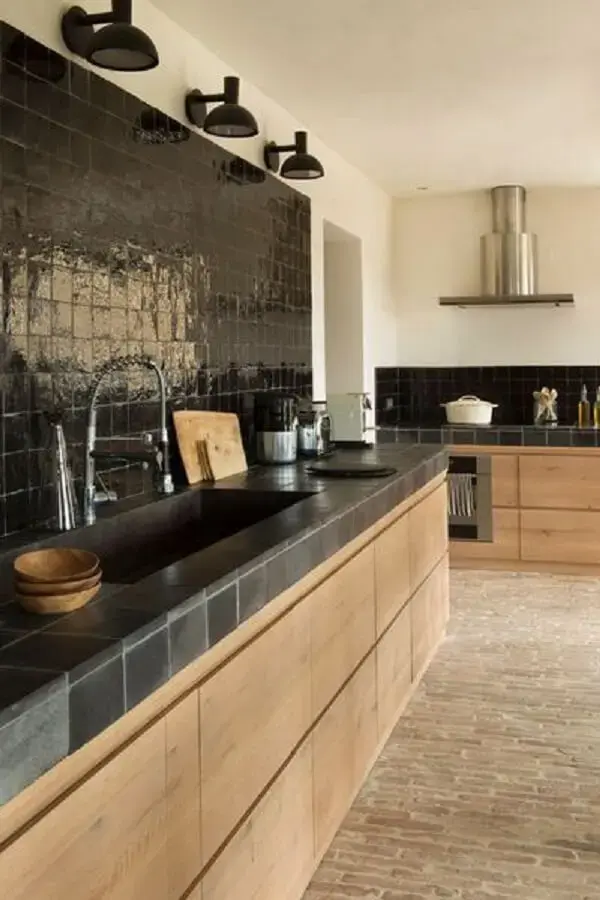 Revestimento para parede de cozinha preto com armário de madeira