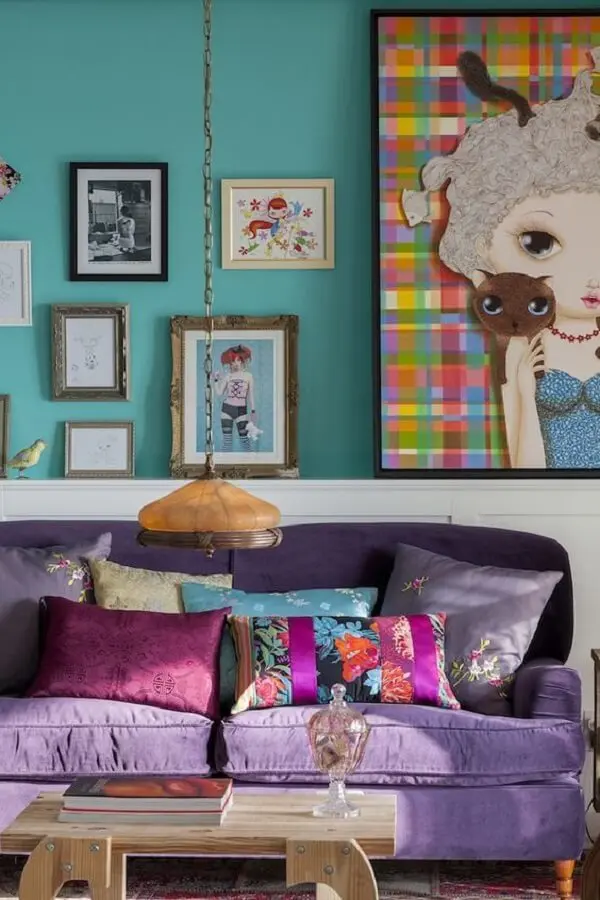 Sala com sofá roxo e almofadas estampadas trazem charme e estilo ao espaço