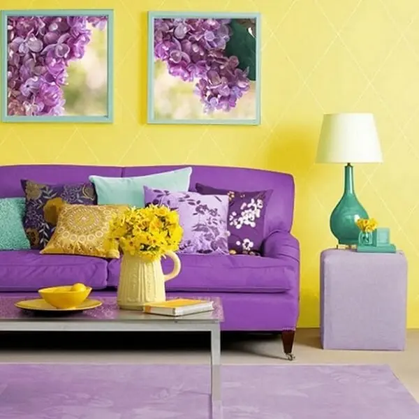 Sala com sofá roxo e objetos decorativos amarelo e verde