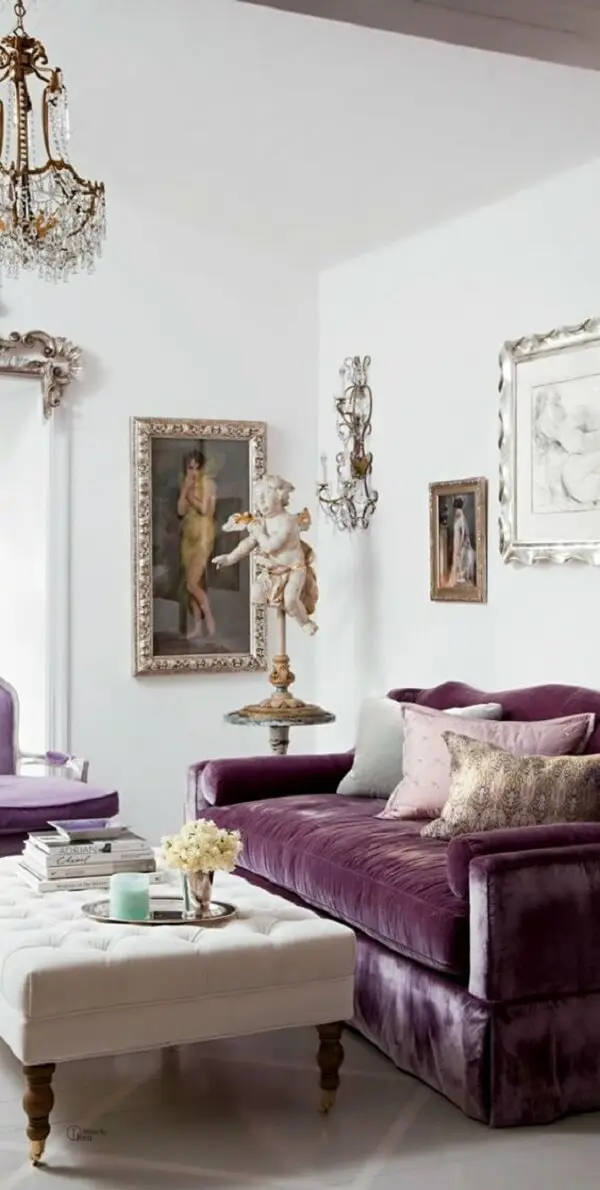 Sala de luxo com sofá roxo