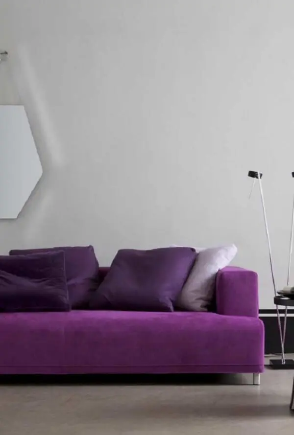 Sofá roxo com design moderno e minimalista