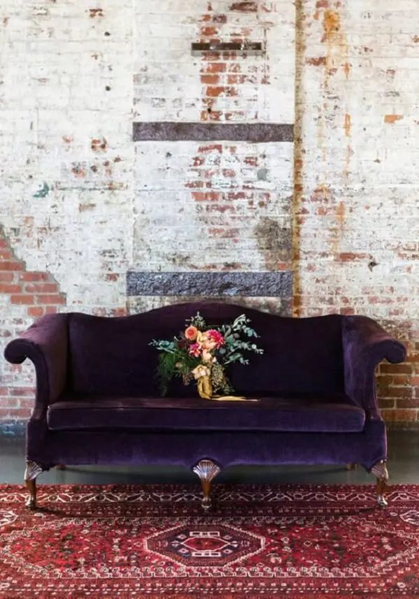 Sofá roxo escuro com design clássico
