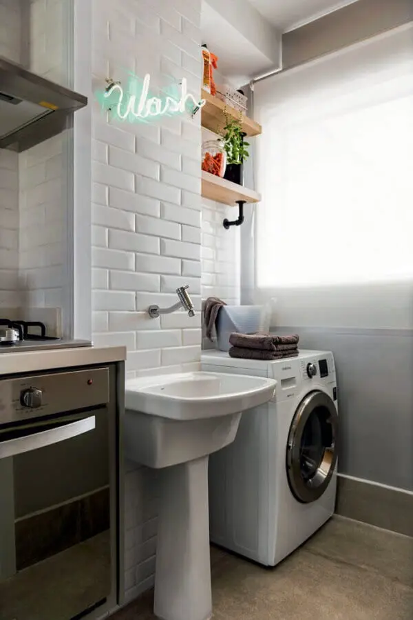 Troque os armários por prateleiras e use revestimento para lavanderia branco