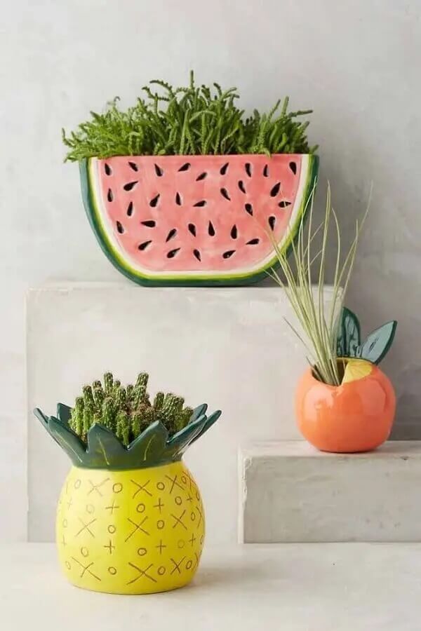 Vasos de cerâmica decorativos em formatos de frutas. Fonte: Anthropologie