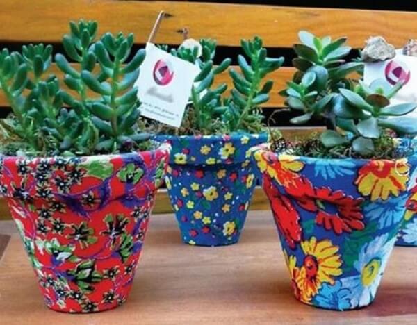 Vasos de cerâmica decorativos envolvidos com tecidos estampados. Fonte: Revista Artesanato
