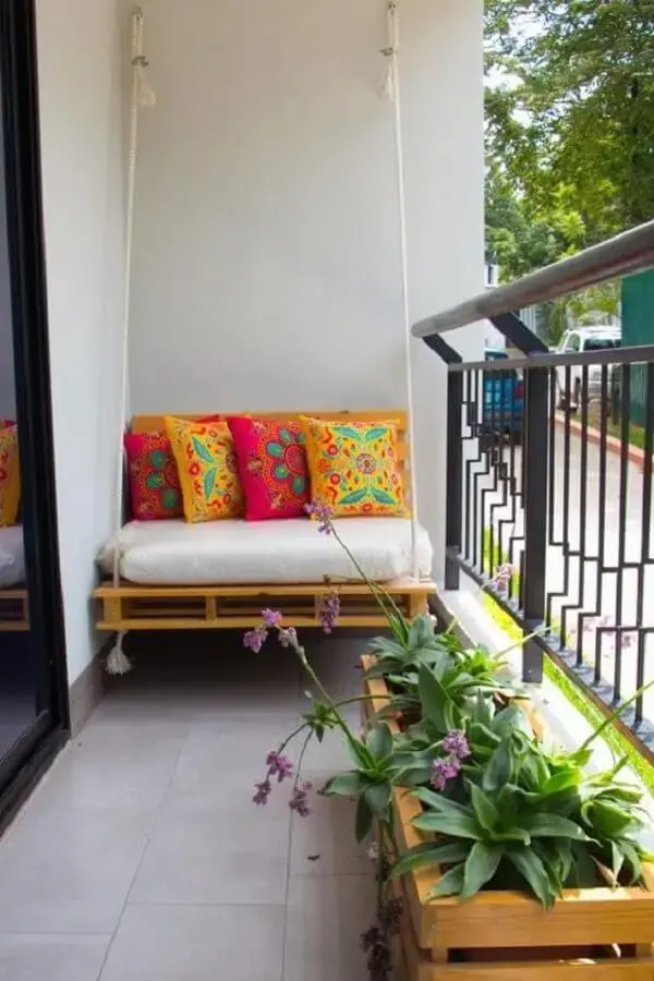almofadas coloridas balanço suspenso de varanda pequena simples Foto MdeMulher
