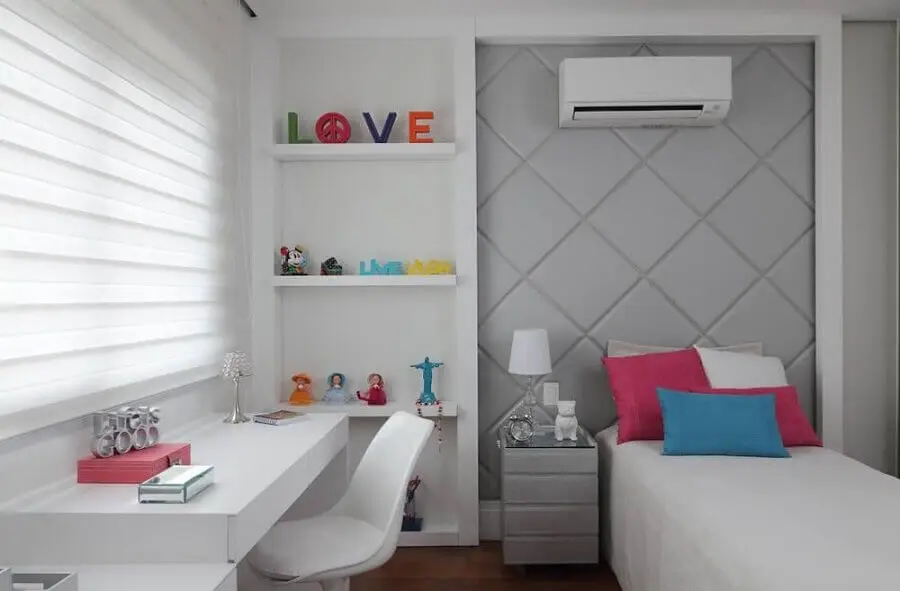 almofadas coloridas para decoração de quarto de adolescente feminino cinza e branco Foto Rocha Andrade Arquitetura