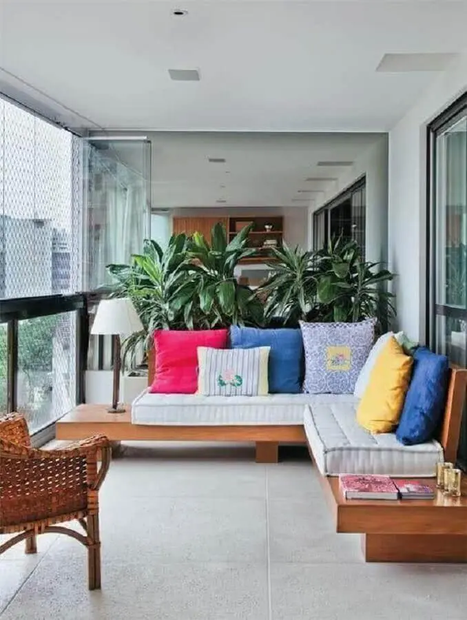 almofadas coloridas para decoração de varanda de apartamento com sofá de canto Foto Archzine