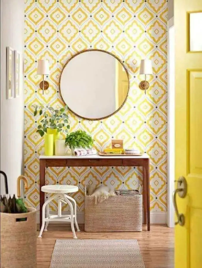 aparador pequeno de madeira para decoração de sala com papel de parede amarelo Foto Pinterest