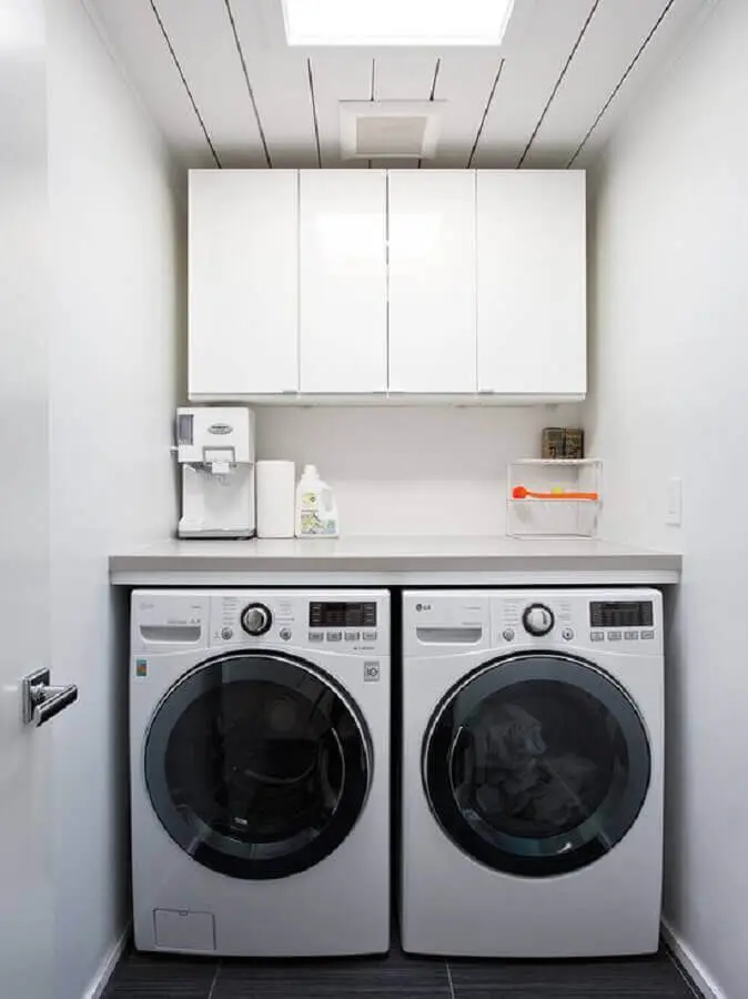 armário aéreo para lavanderia pequena com decoração simples Foto Pinterest