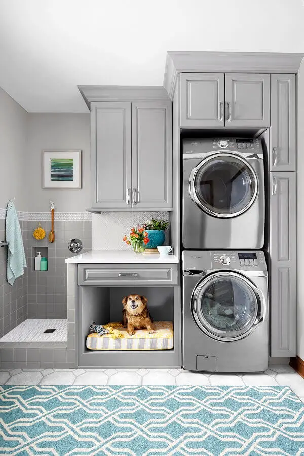 armário grande para lavanderia planejada cinza com estilo clássico Foto OneArchitecture
