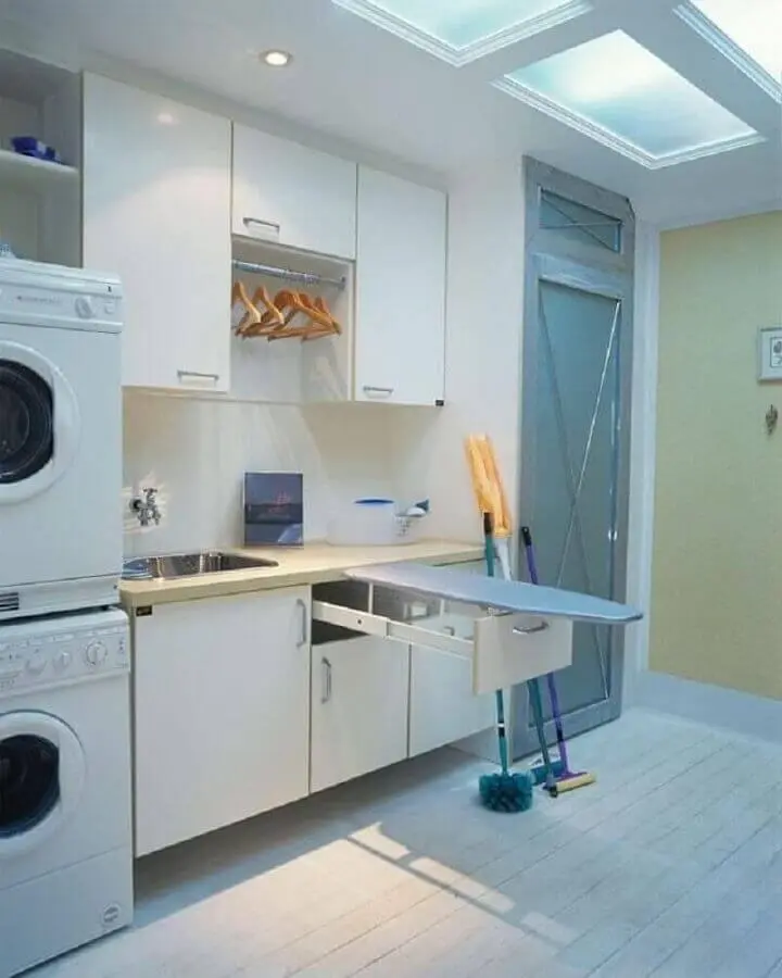 armário para lavanderia com tábua de passar Foto Ana Luisa Previde