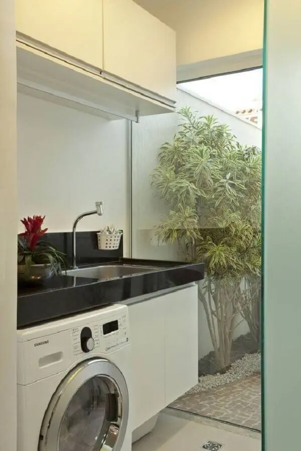 armário para lavanderia pequena decorada com divisória de vidro Foto Lolafá