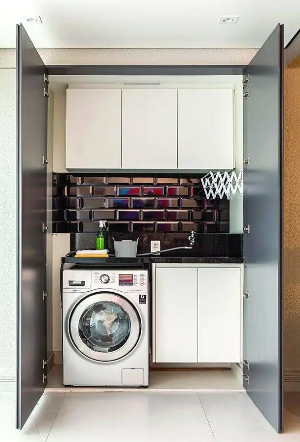 armário para lavanderia pequena decorada com metro white preto Foto Lolafá