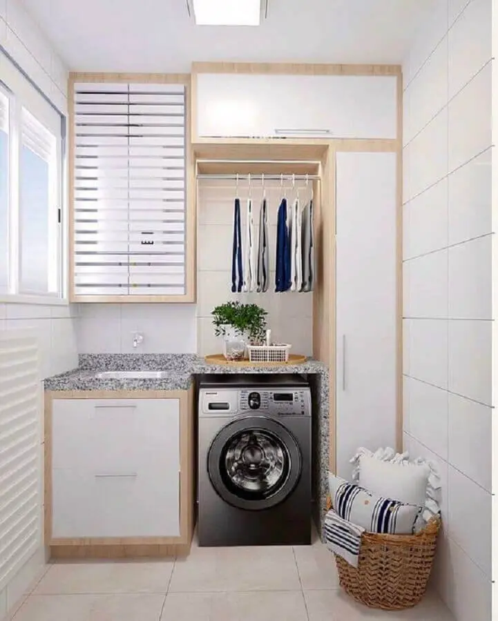armário para lavanderia pequena decorada em cores claras e neutras Foto Arq Narjara Oneida