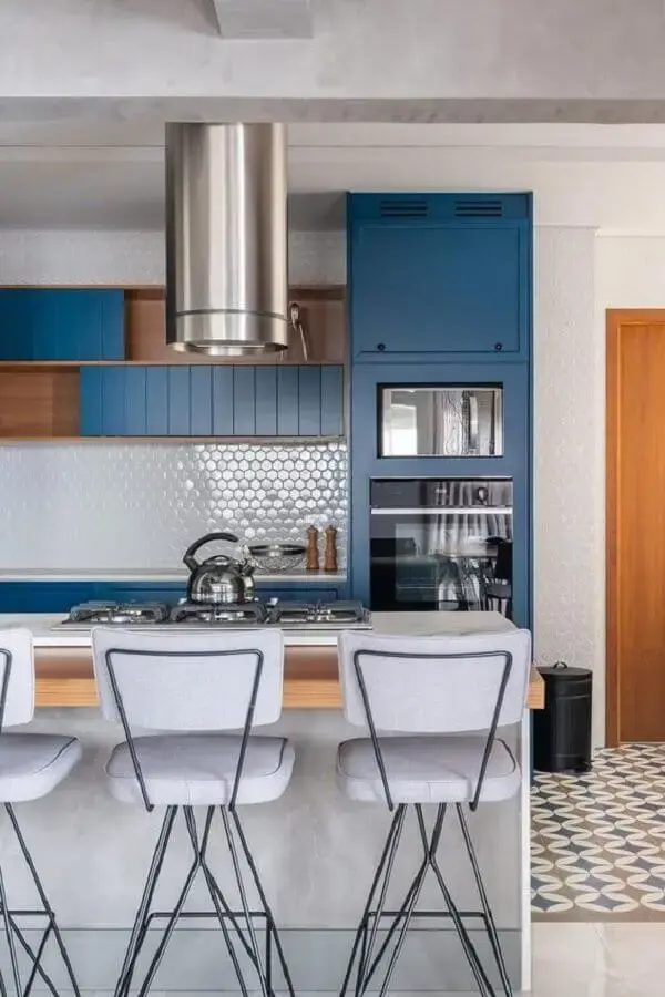 armário planejado na cor azul para decoração de cozinha moderna com ilha  Foto K.L Fotografia de Interiores