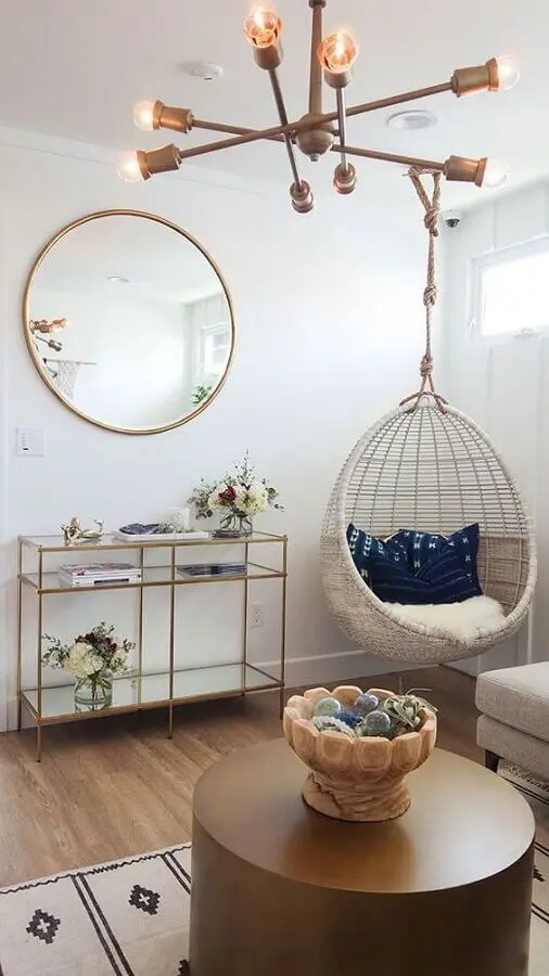 balanço suspenso para sala decorada com lustre moderno e espelho redondo Foto Pinterest