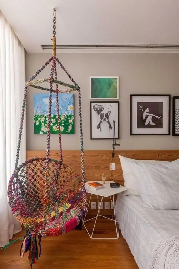 balanço suspenso simples para quarto de casal decorado com cabeceira de madeira Foto Casa de Valentina