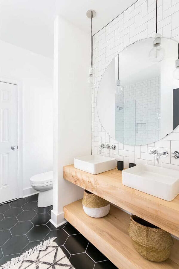 bancada de madeira para banheiro com metro white branco e piso preto hexagonal Foto Casa de Valentina
