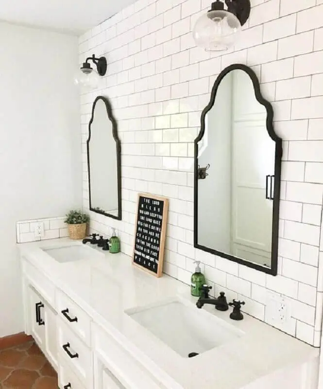 banheiro clássico decorado com revestimento de parede branco Foto Pinterest