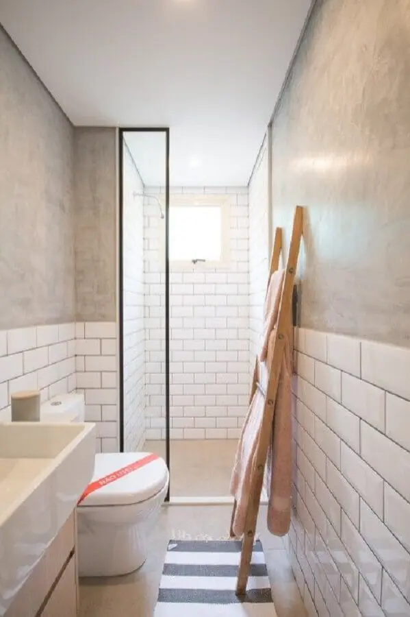 banheiro pequeno decorado com metro white branco e cimento queimado Foto Só Decor