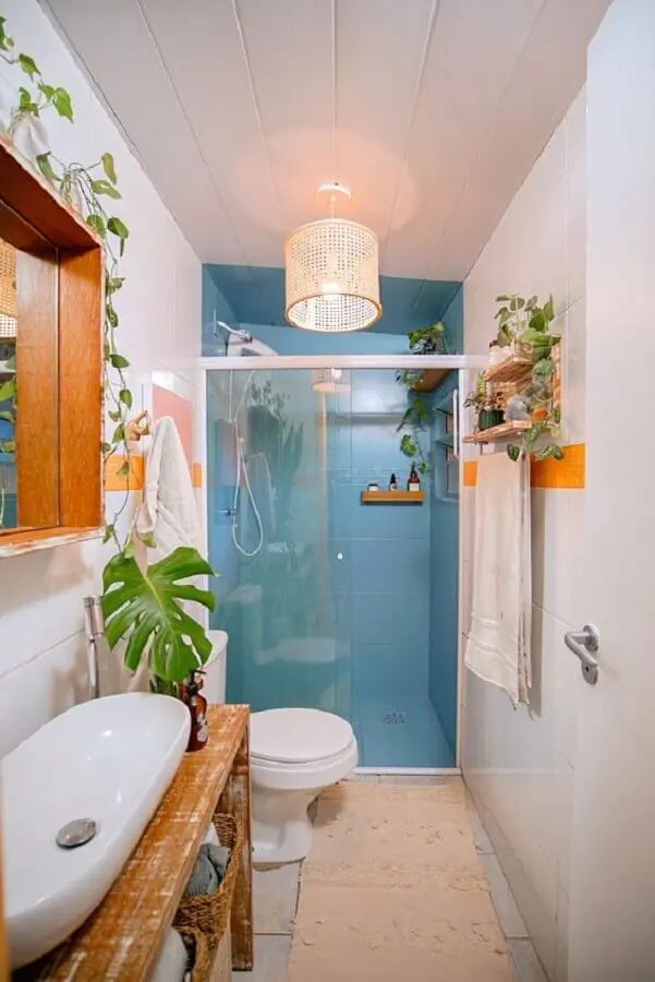 banheiro simples decorado com a cor azul claro na área do box Foto Pinterest